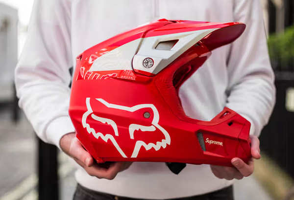 O street invadiu as pistas: Supreme x Fox Racing lança collab insana
